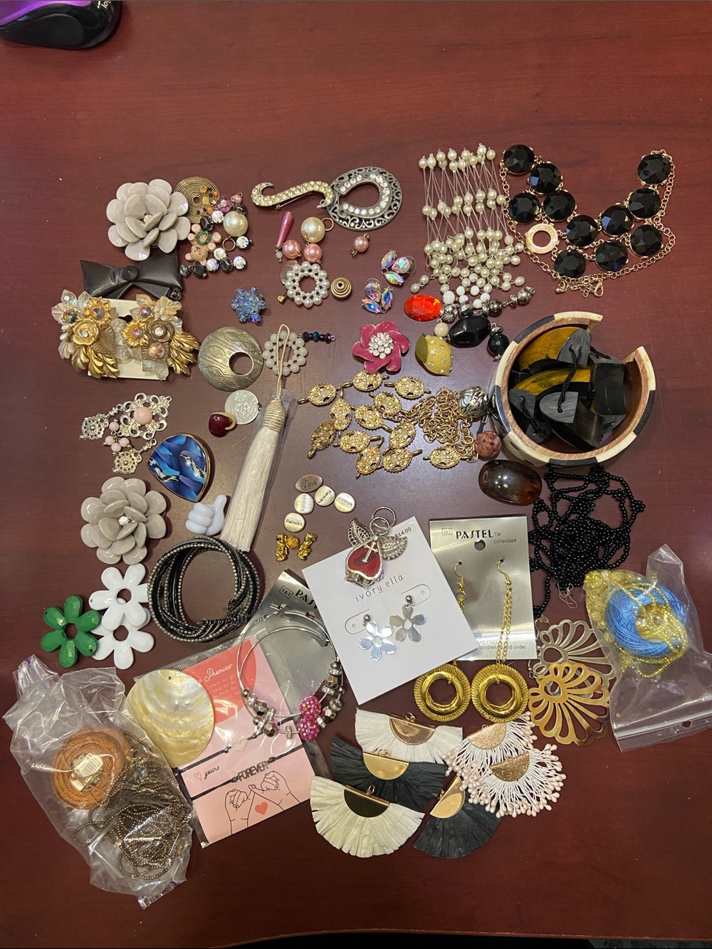 LOT OF COSTUME JEWELRY AND PIECES